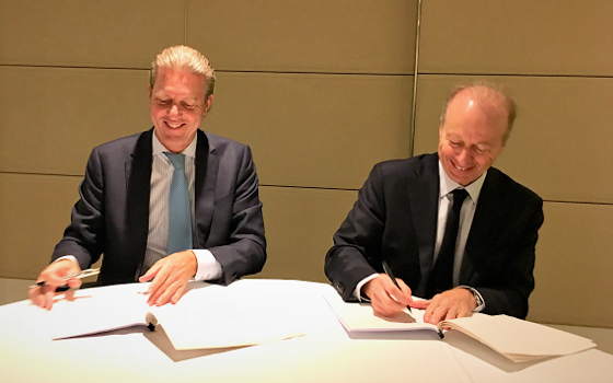 SFC CEO Mr Ashley Alder and AFM Board Member Mr Gerben Everts sign the MoU